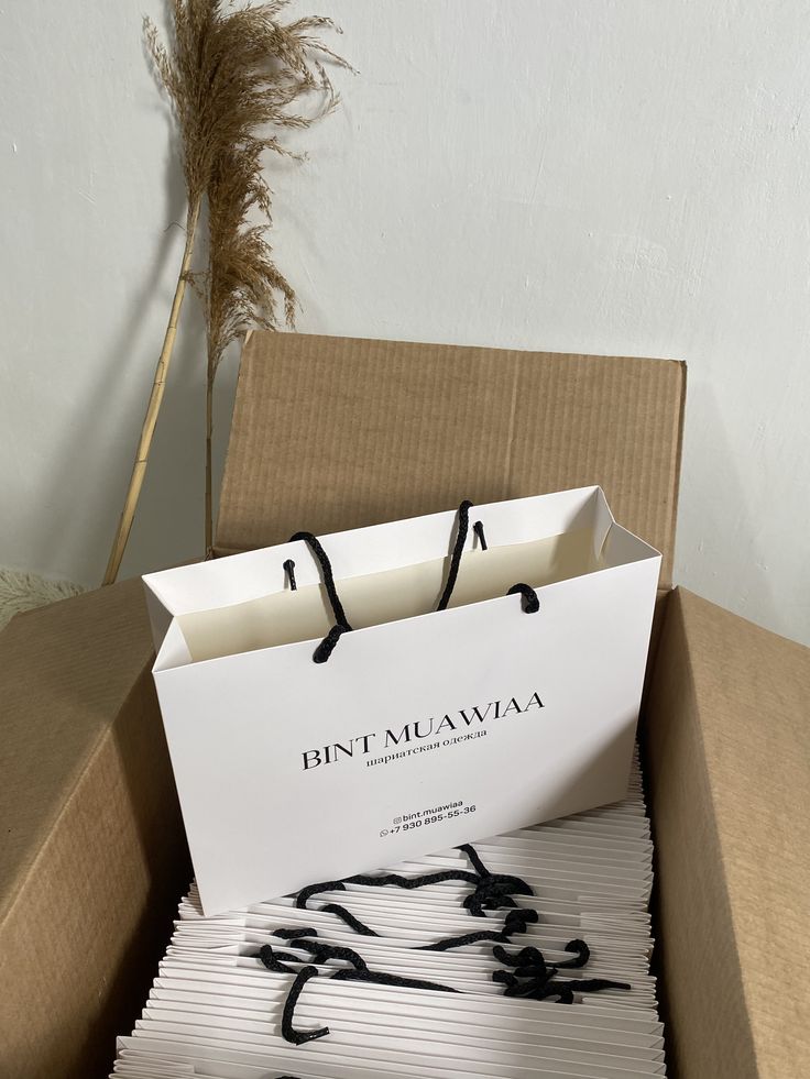 Luxurious And Minimalist Paper Bag