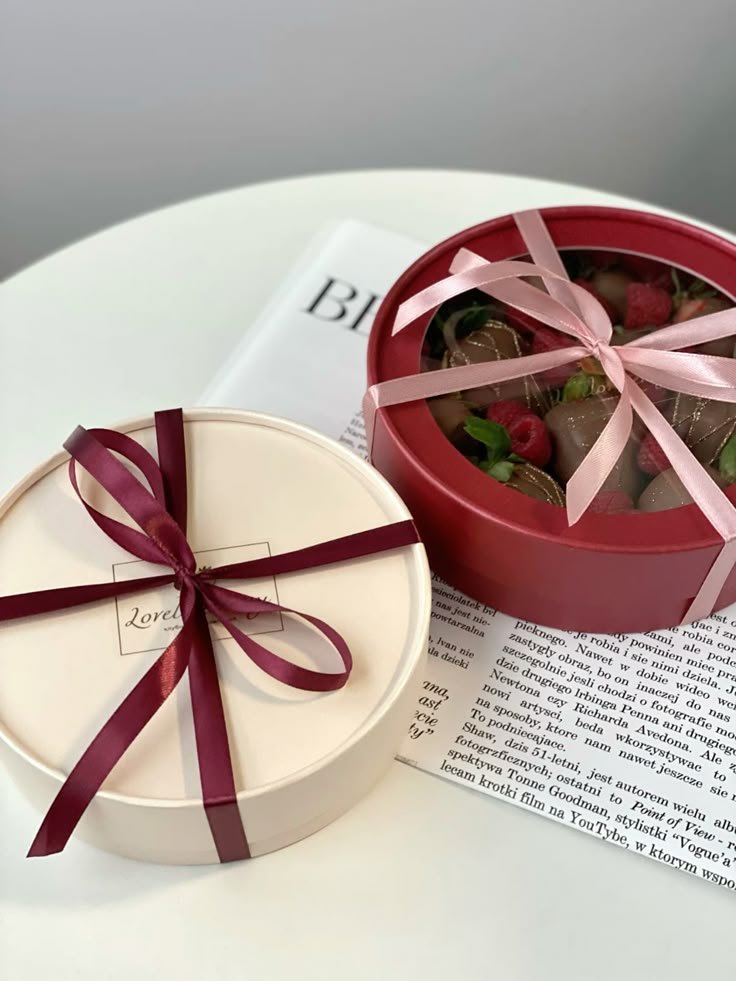 Luxurious chocolate round box