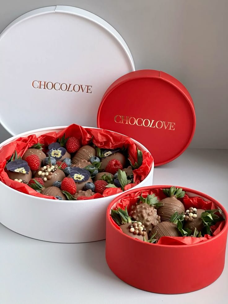 Luxurious chocolate round box